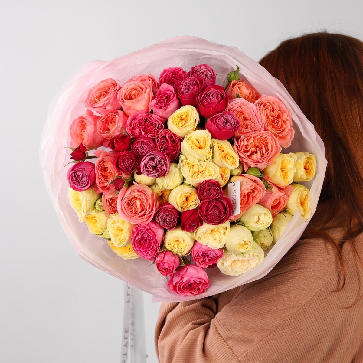 Яркий букет кустовых роз